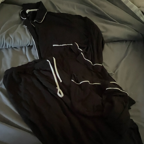 Vera Wang Black Pajama Set with White Trim - Picture 1 of 1